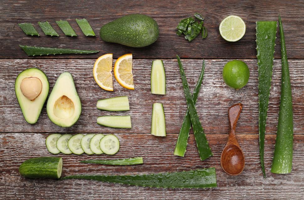 Free Image of Aloe vera, citrus and avocado arranged 
