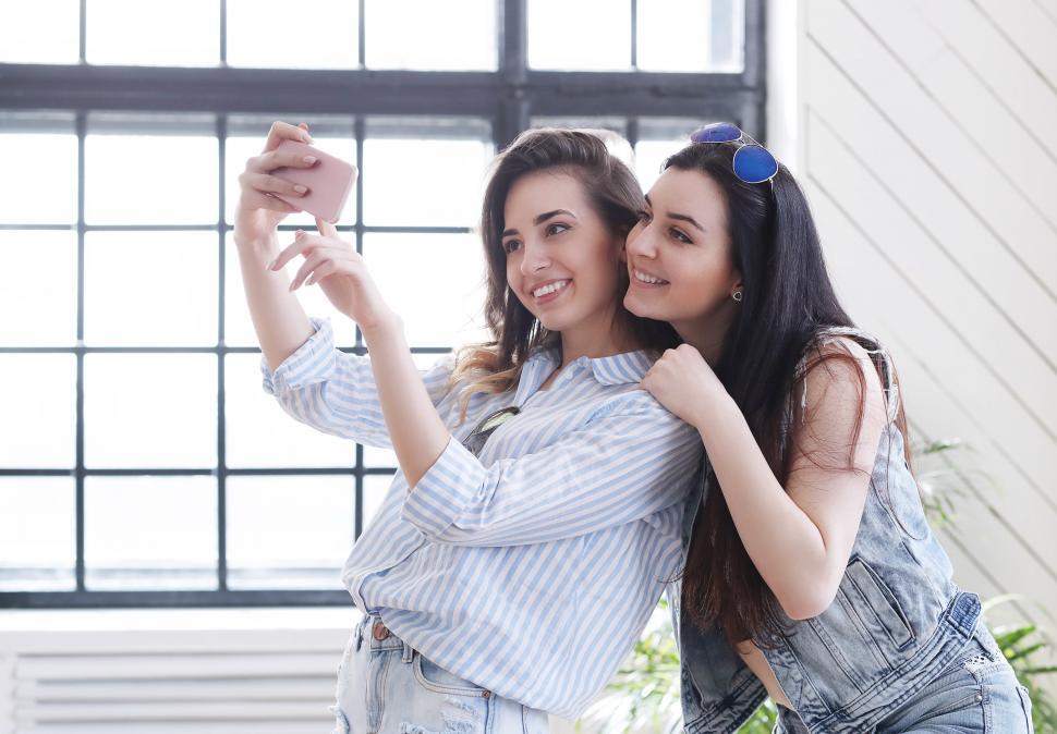 Free Image of Girls take a selfie 