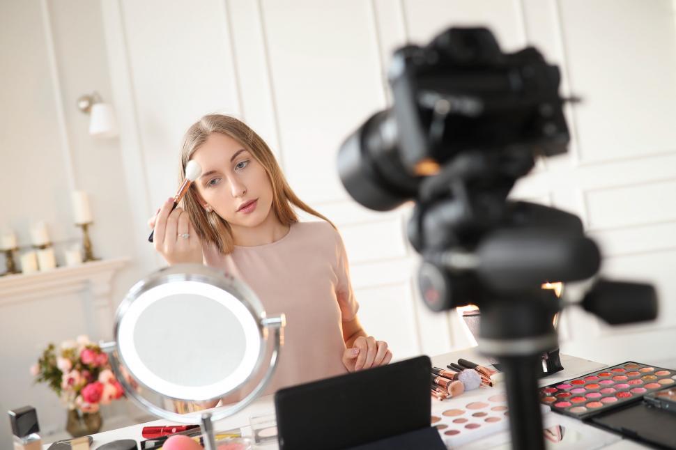 Free Image of Beauty blogger 