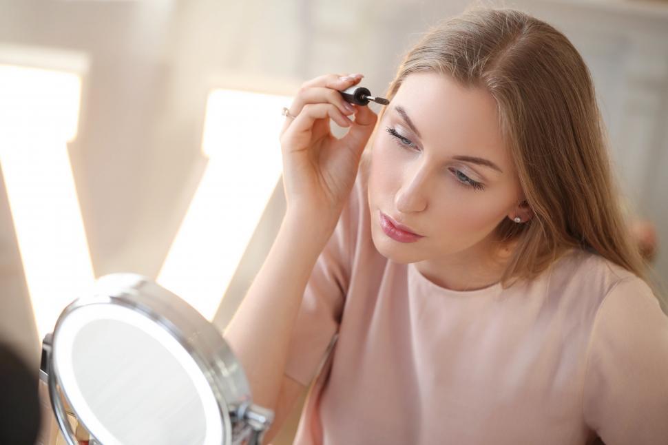 Free Image of Make up application 