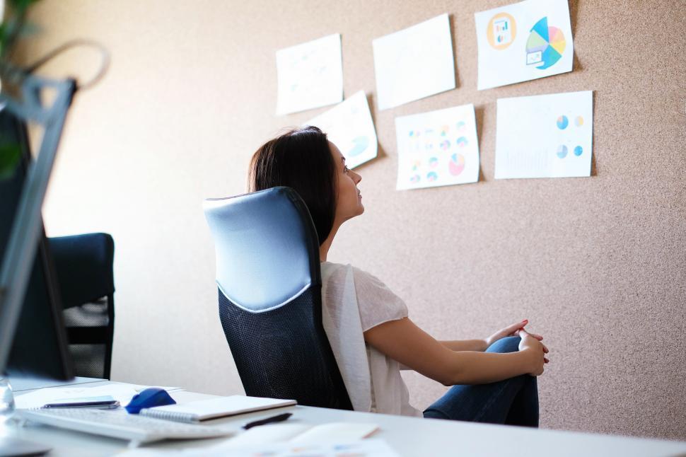Free Image of Thoughtful business woman 