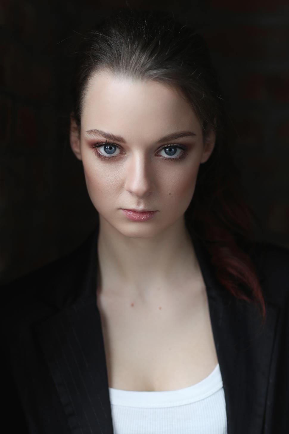 Free Image of Woman close-up, dramatic lights 