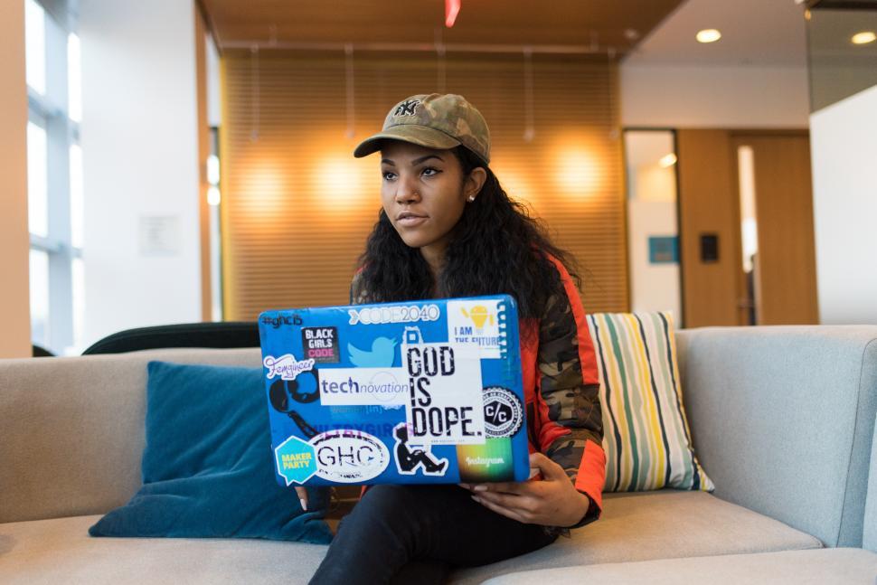 Free Image of Stylish woman with laptop on sofa 