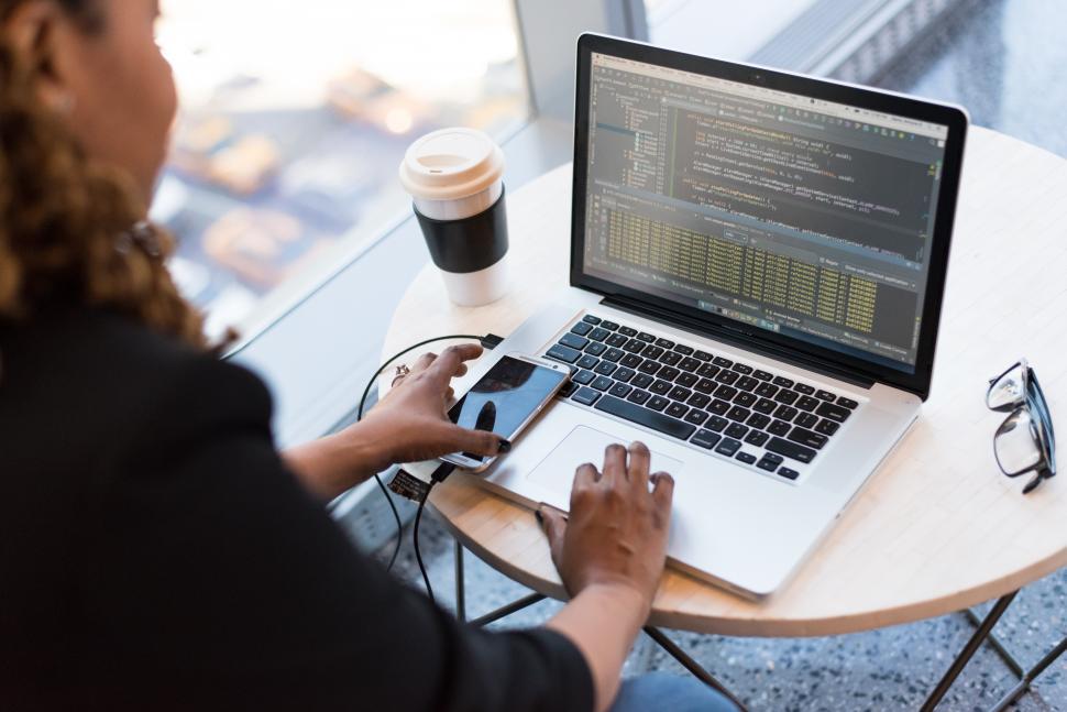 Free Image of Female programmer with laptop 