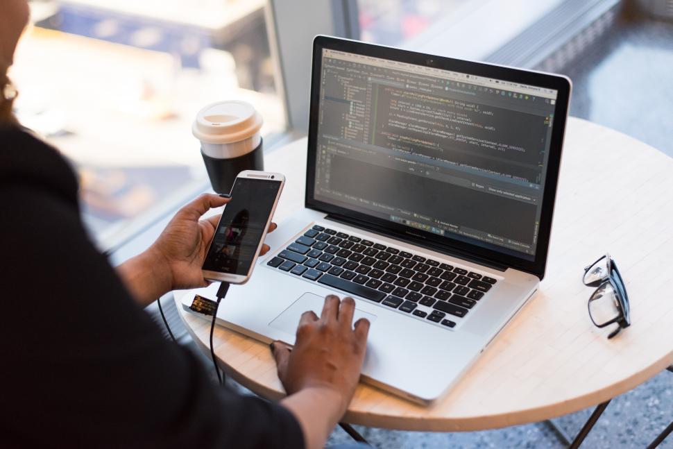 Free Image of Female programmer with laptop 