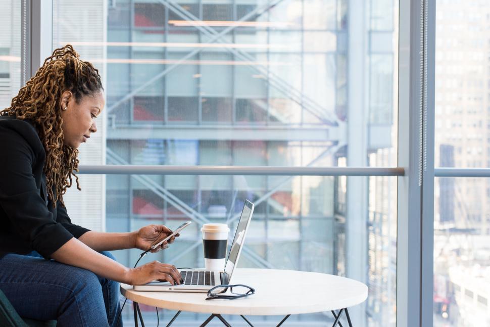 Free Image of Female programmer with laptop 