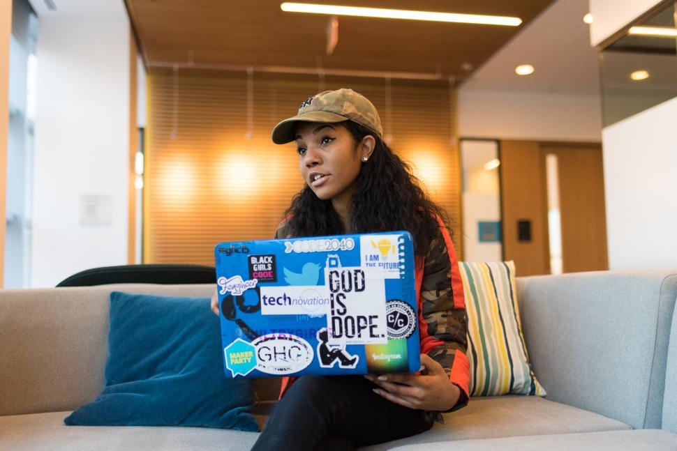 Free Image of Stylish young woman with laptop on sofa 
