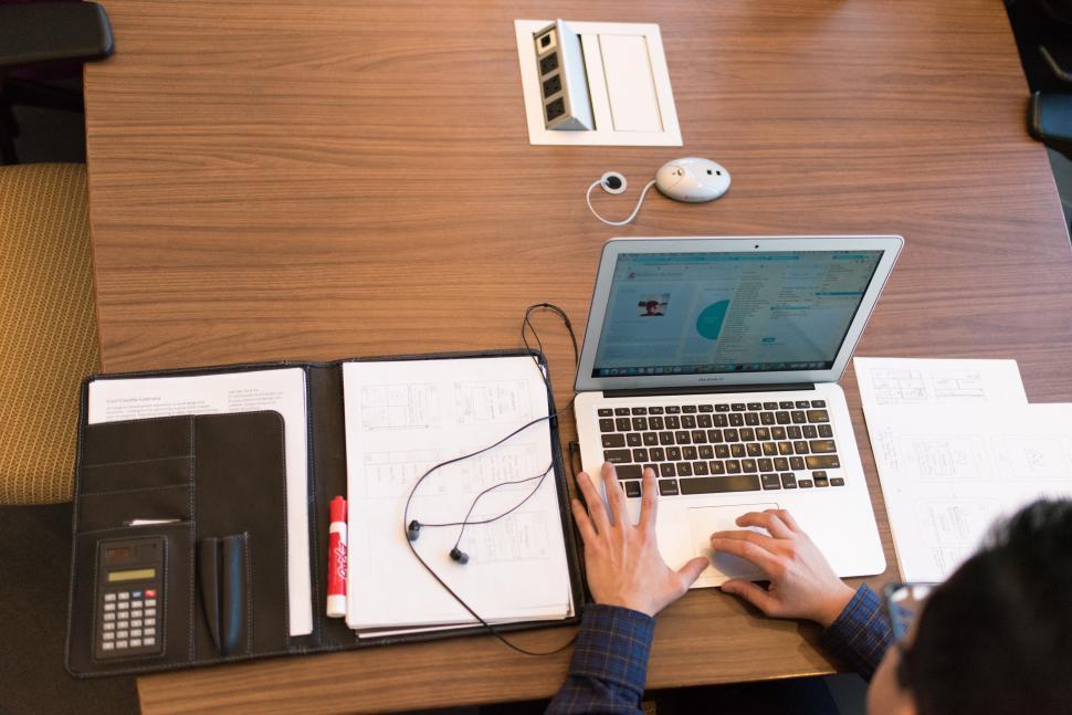 Free Image of Hands and laptop 