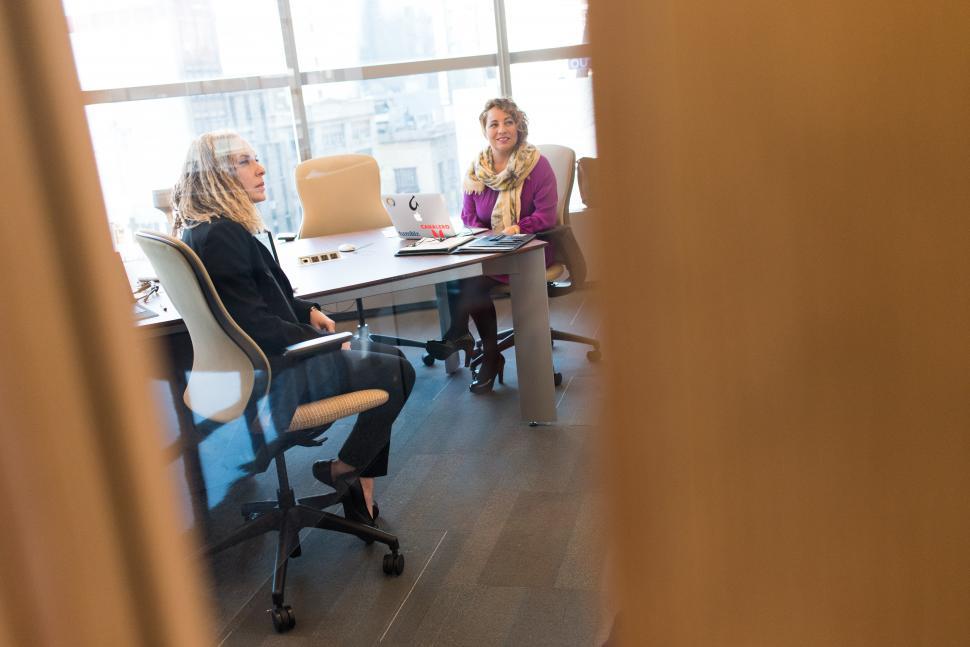 Free Image of Female executives in meeting 