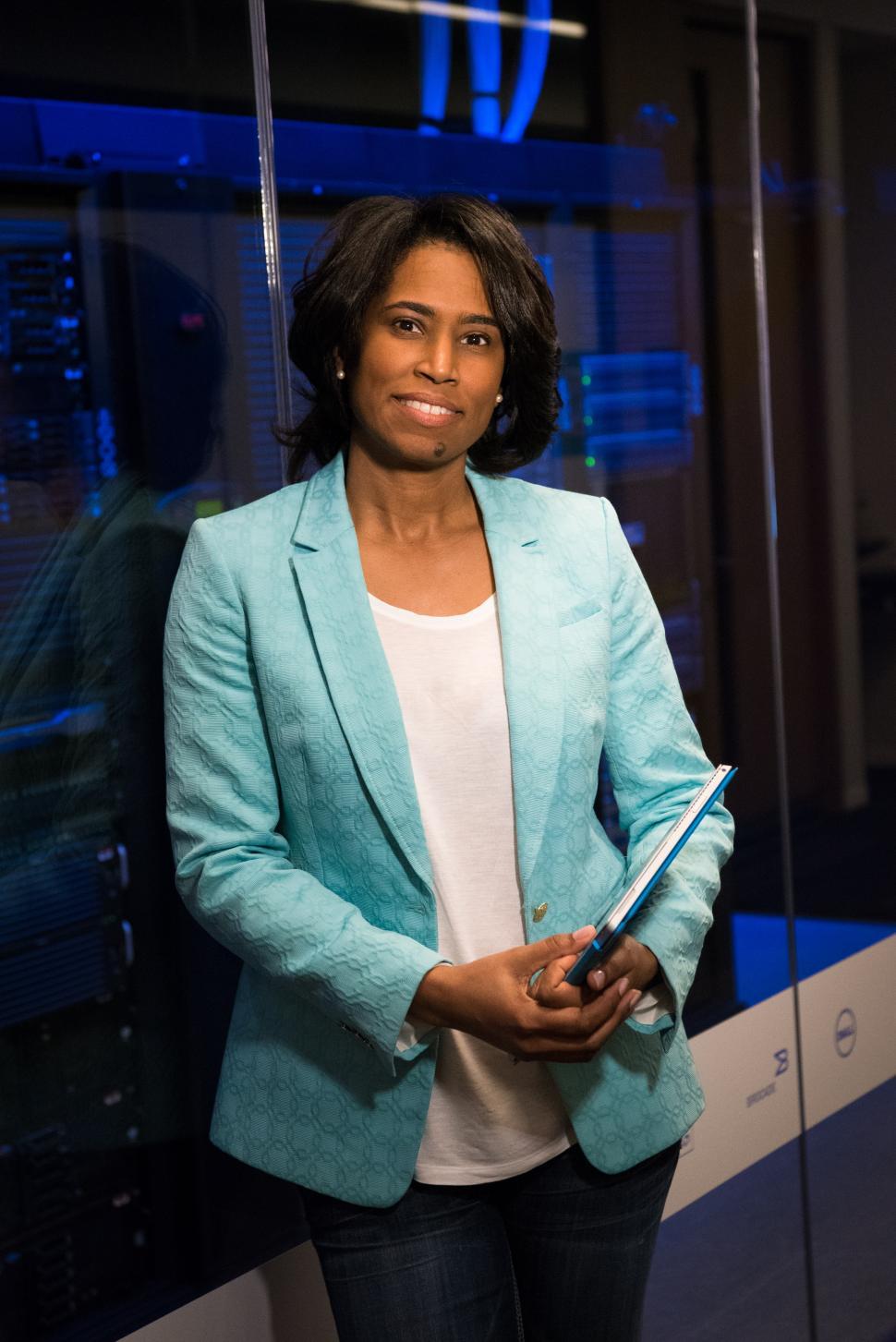 Free Image of Woman engineer with tablet device in network server room 