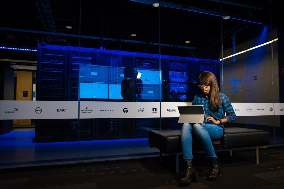 Free Image of Woman engineer with laptop in data center 