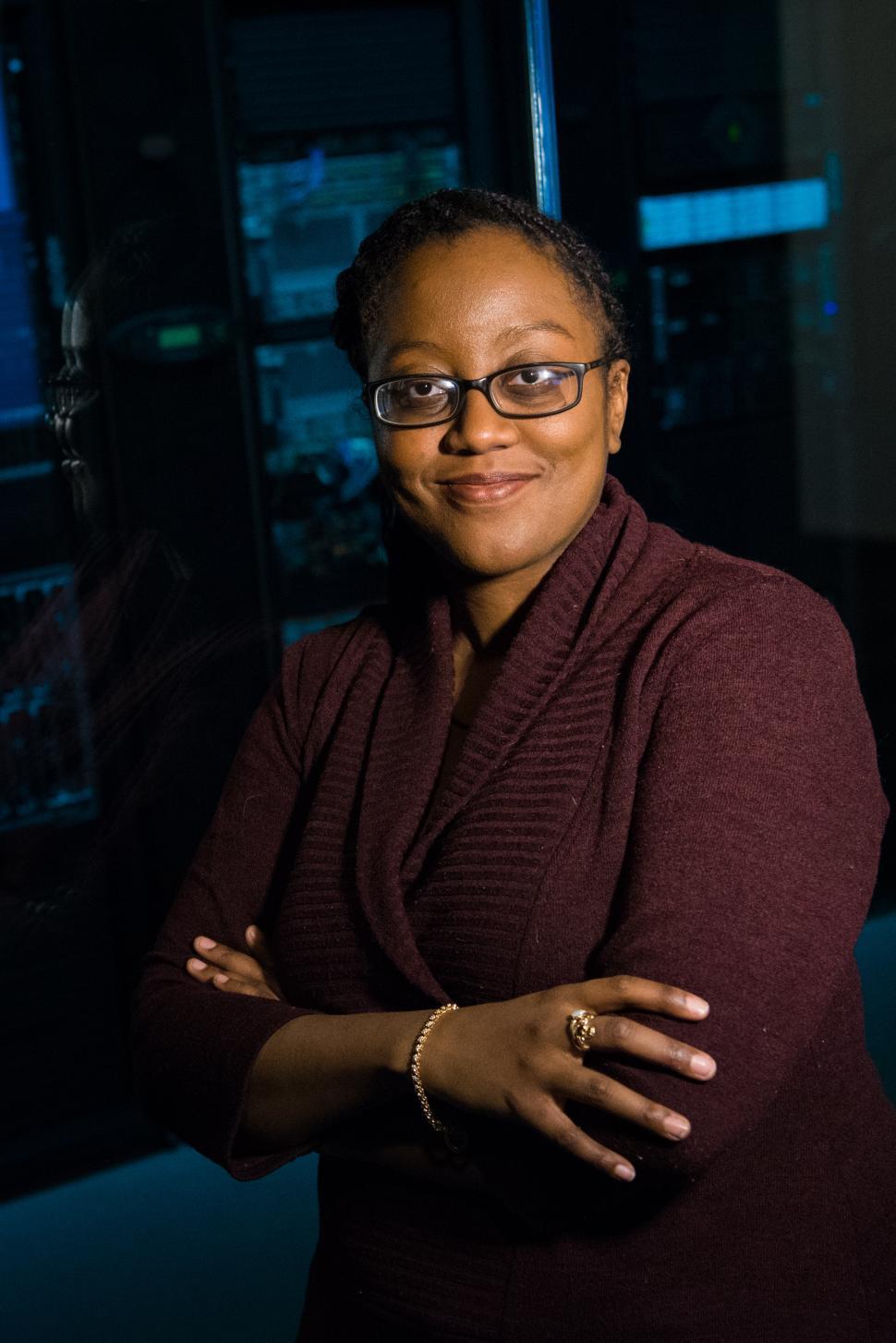 Free Image of Woman engineer in network server room 