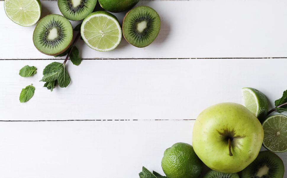 Free Image of Green fruit frames copyspace 