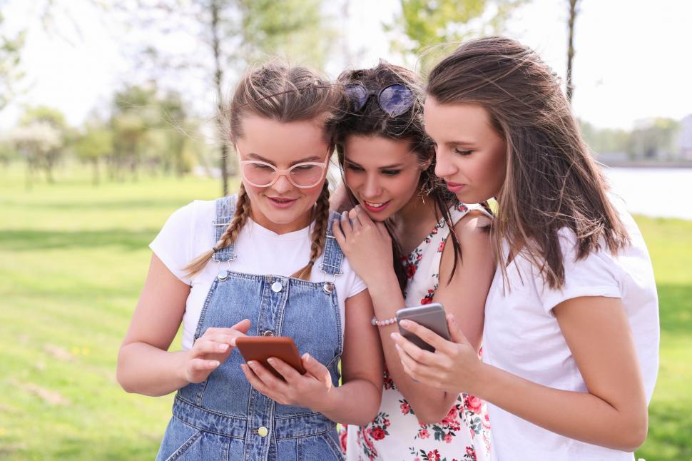 Free Image of Women in park - friends on their phones 