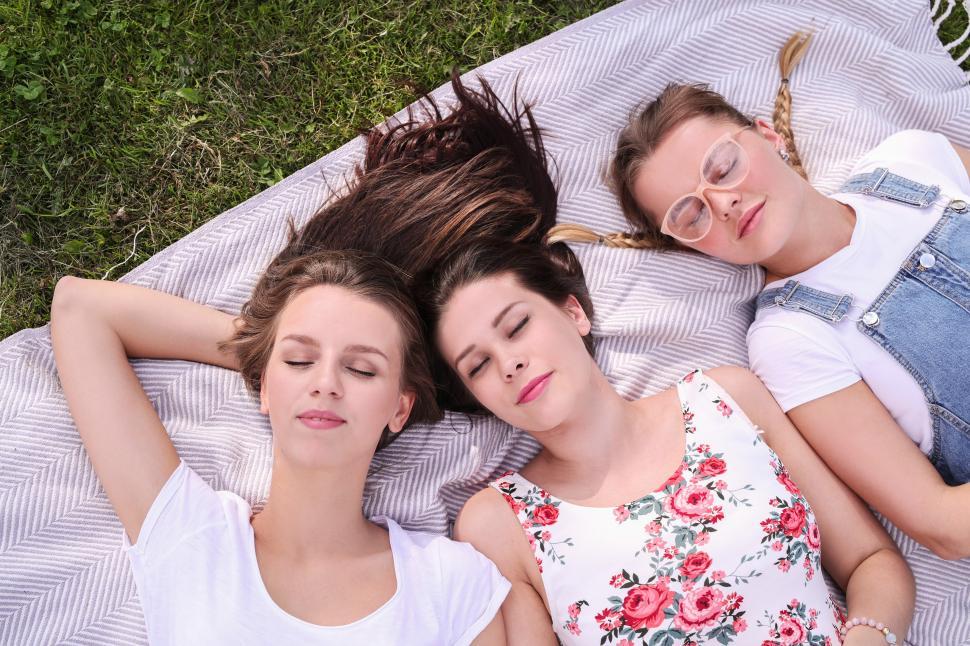 Free Image of Friends relax in the park on a sunny day 
