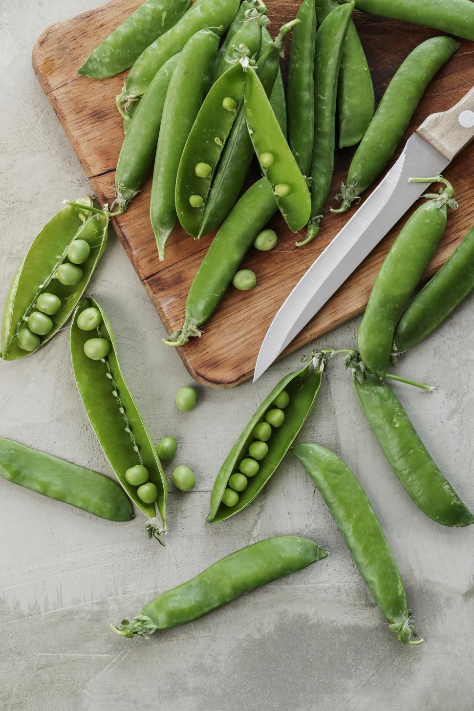Free Image of Green pea pods 