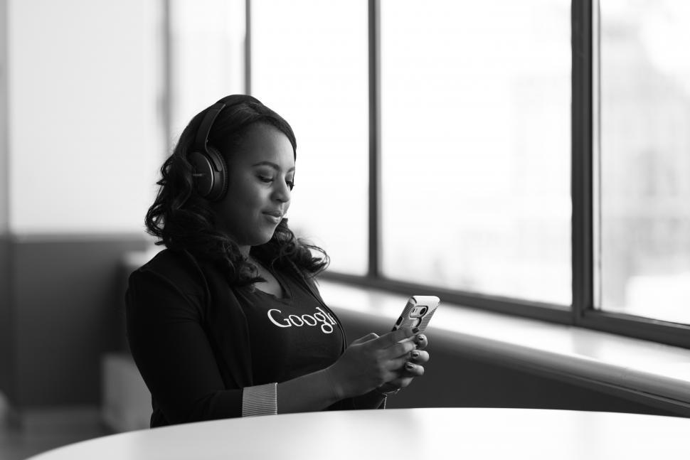 Free Image of Female executive typing on smartphone - b&w 