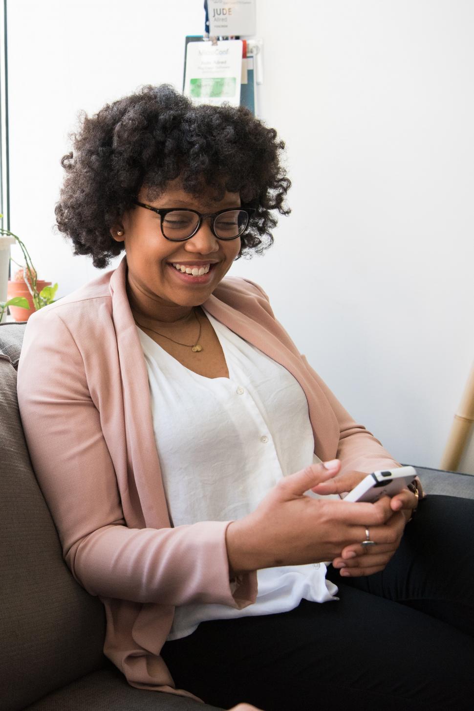 Free Image of Happy woman with smartphone 