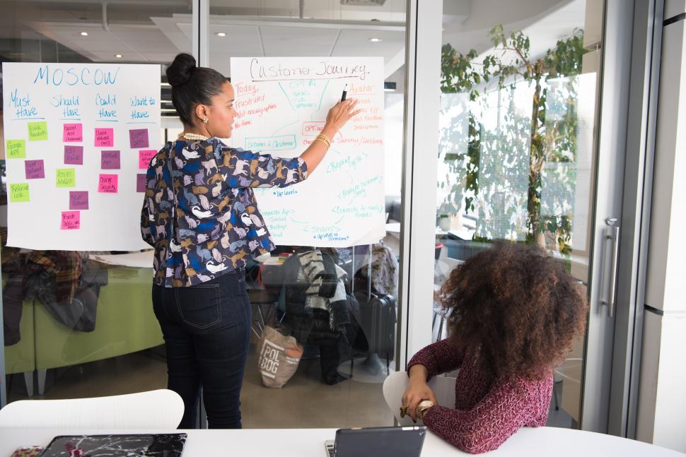 Free Image of Training with businesswoman in office 