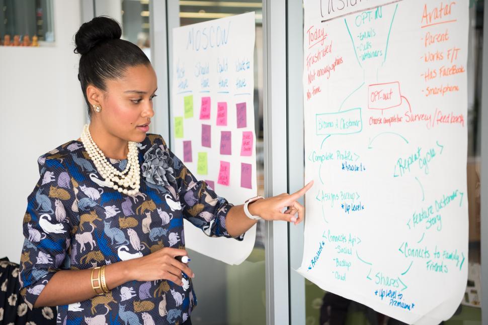 Free Image of Businesswoman gives presentation with charts 