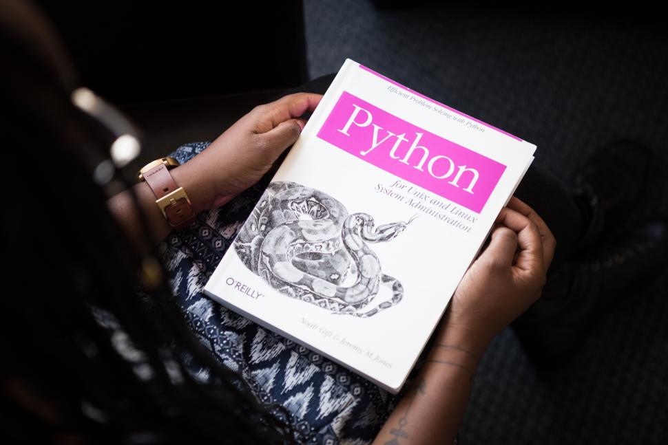 Free Image of Woman hands and book 
