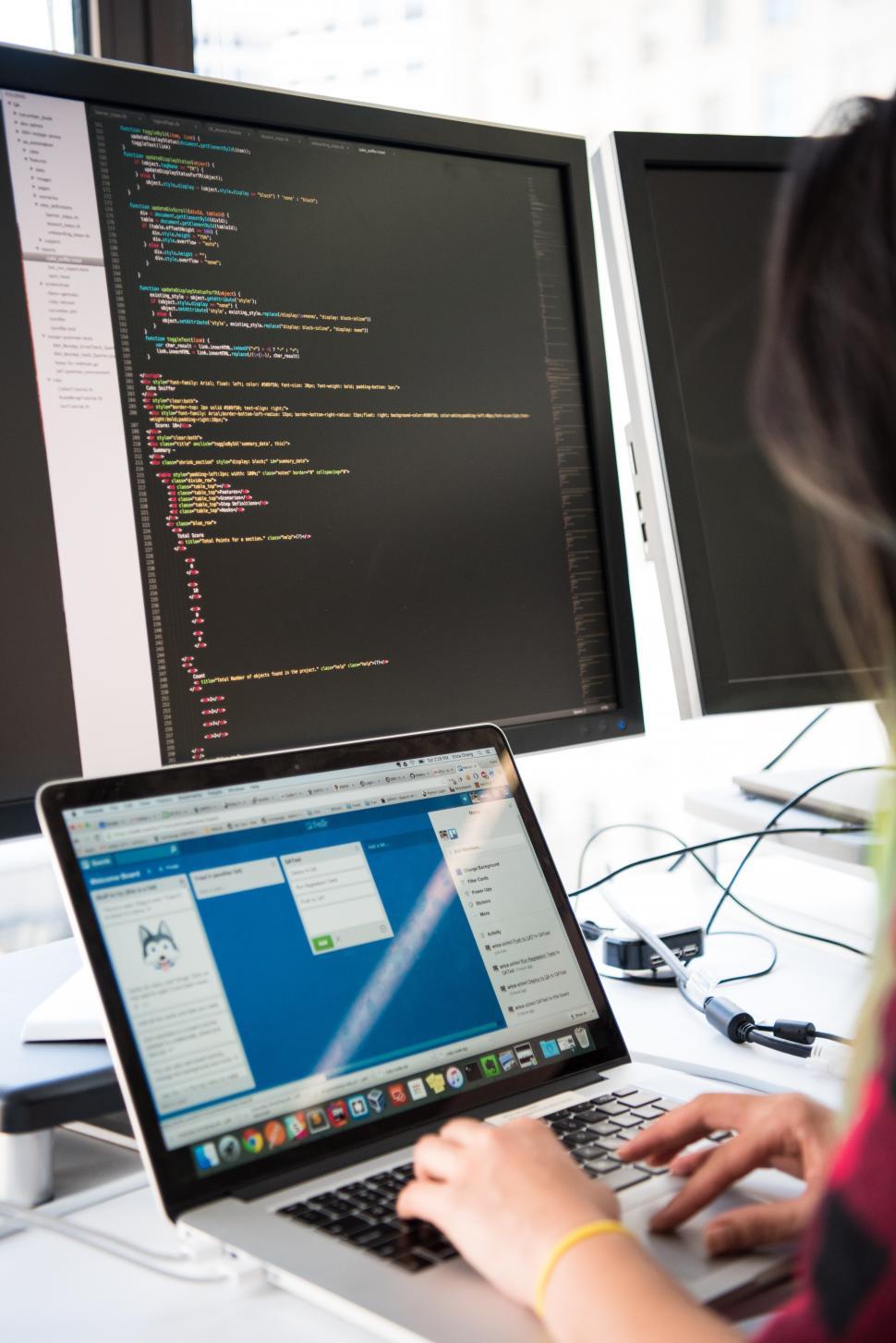 Free Image of Female web developer with laptop 