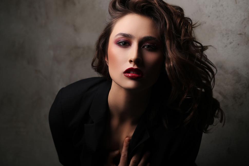 Free Image of Beauty in dramatic light 