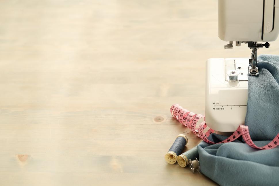 Free Image of Sewing tools - machine and copyspace 