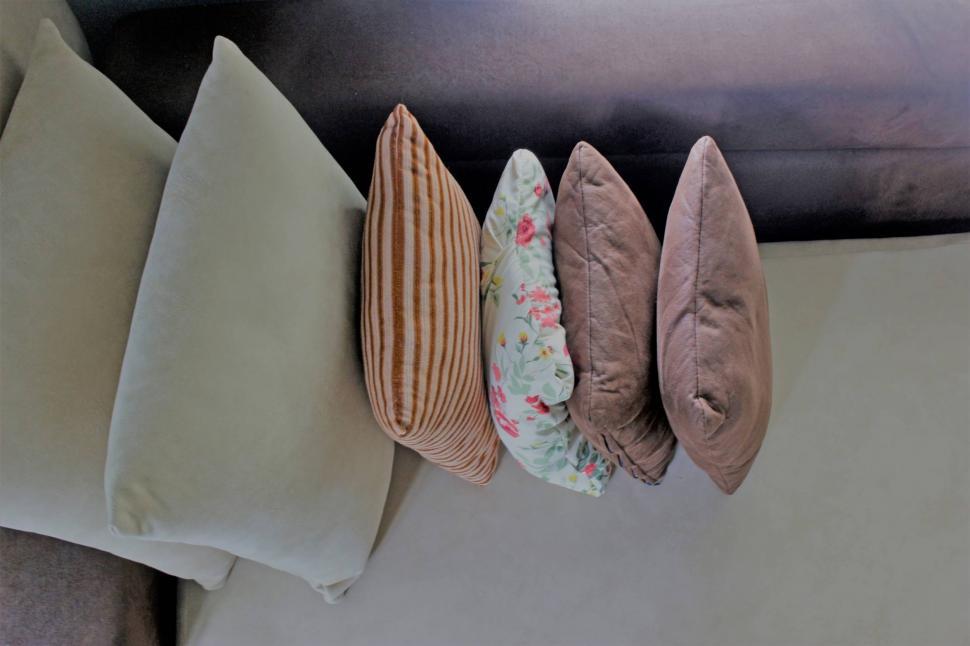 Free Image of Many sofa cushions  