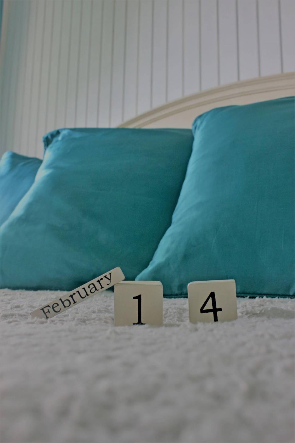 Free Image of Valentine's day calendar date on a bed  