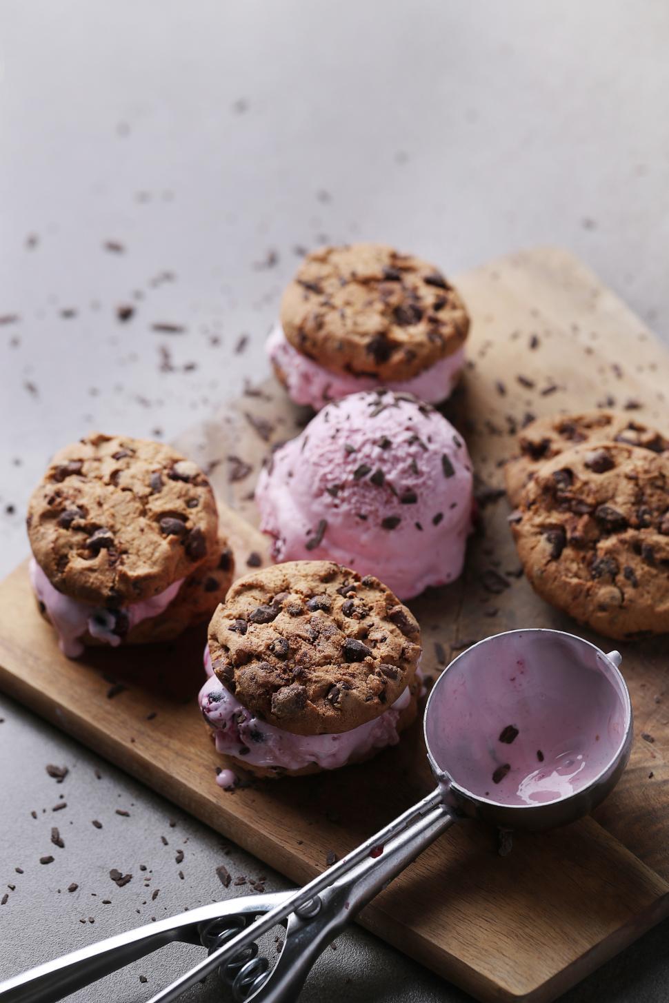 Free Image of Ice cream sandwich cookies 