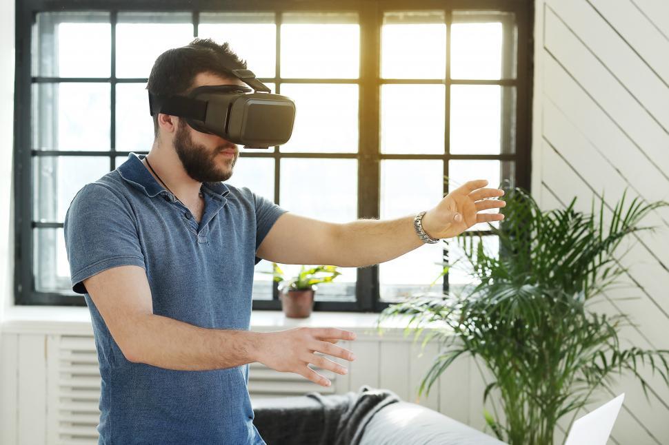 Free Image of VR gaming 