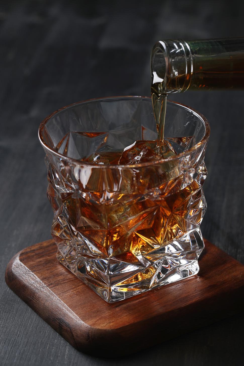 Free Image of Whiskey on the rocks 