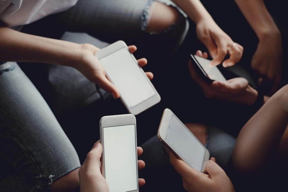 Free Image of Smartphones with blank screens 
