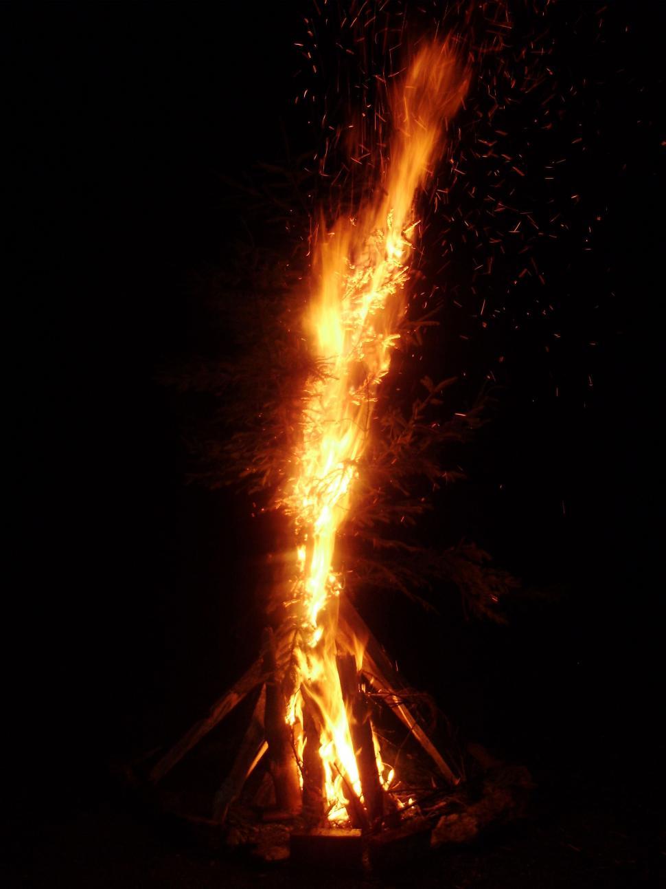 Free Image of Camp Fire At Night 
