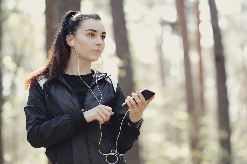 Free Image of Sporty woman outdoors 