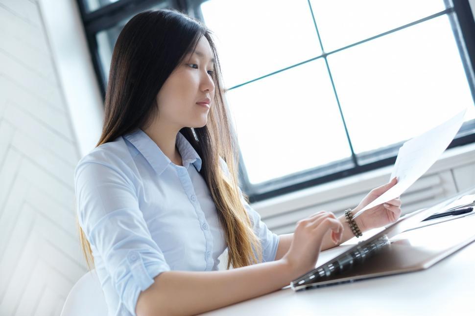Free Image of Woman working 