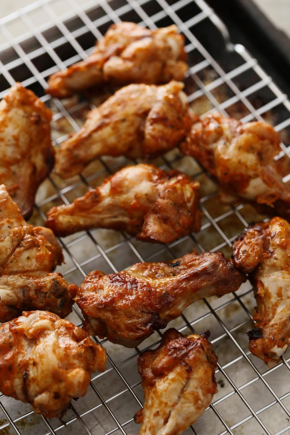 Free Image of Grilled chicken legs 