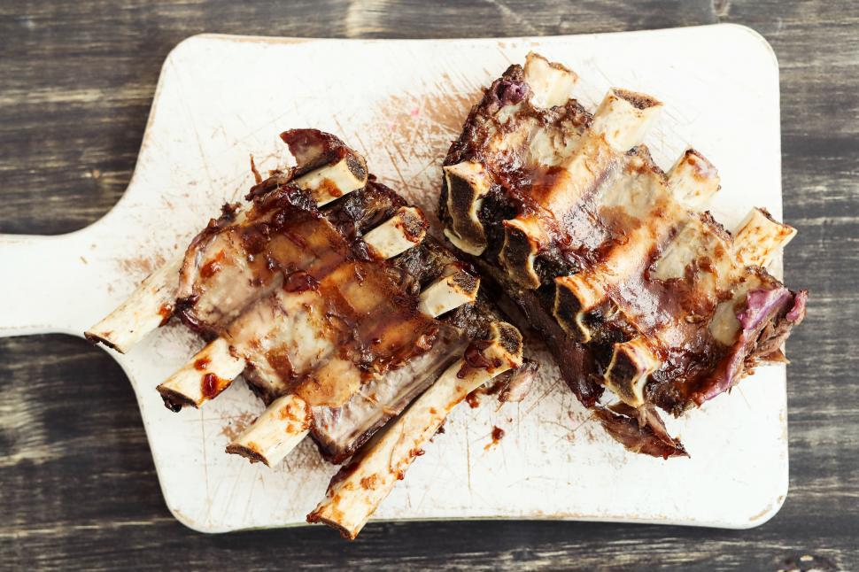 Free Image of Grilled ribs on cutting board 