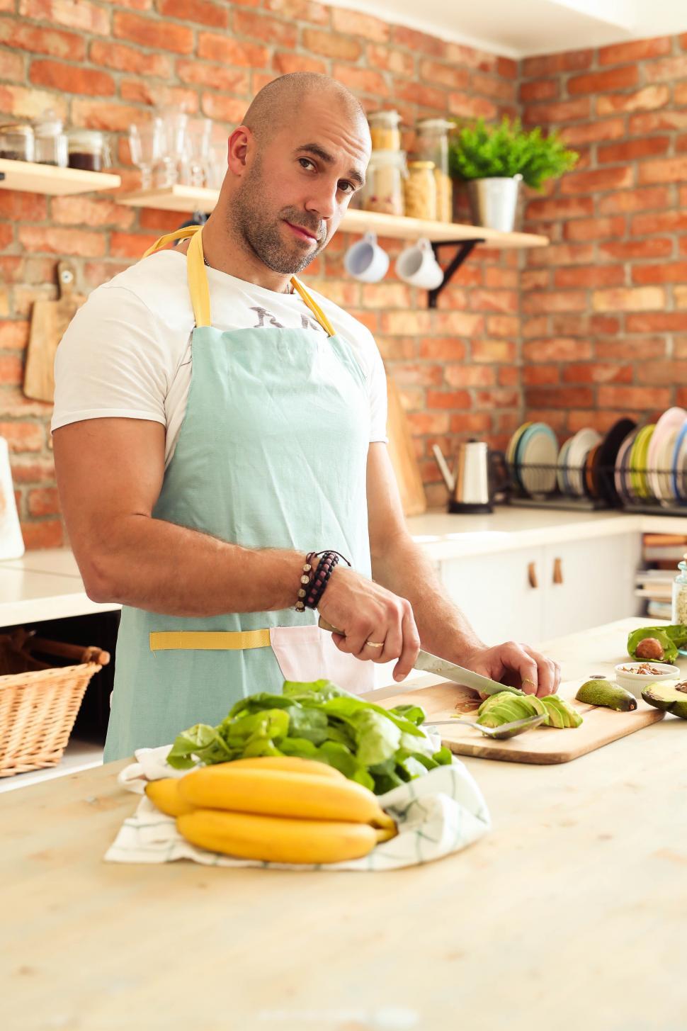 Free Image of Big guy in the kitchen 