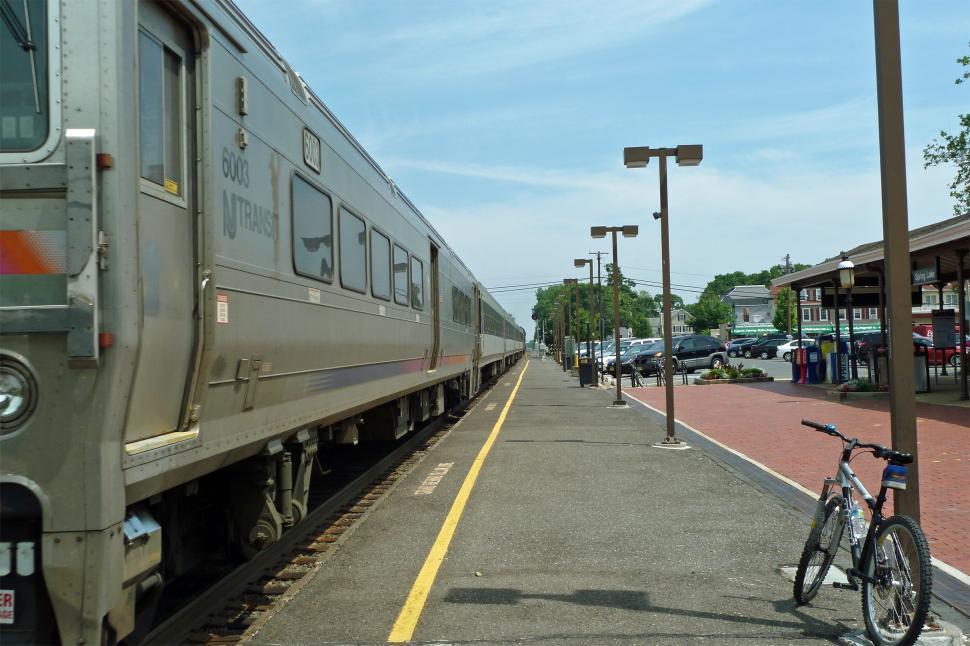 Free Image of Train Stopped At Station 