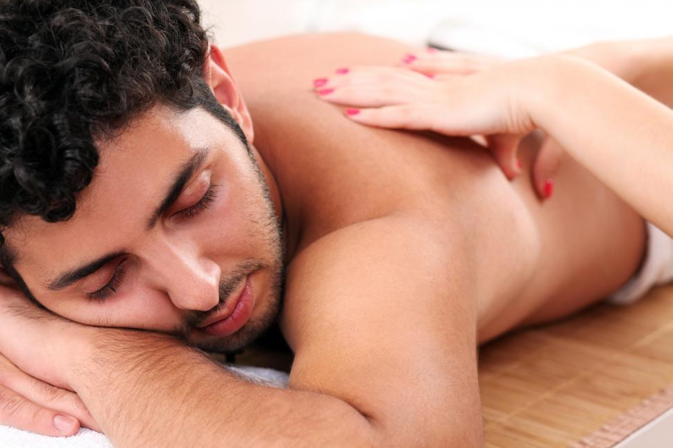 Free Image of Handsome guy during massage therapy 