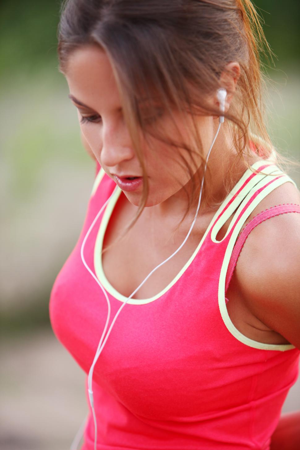 Free Image of Beautiful fitness girl with headphones 