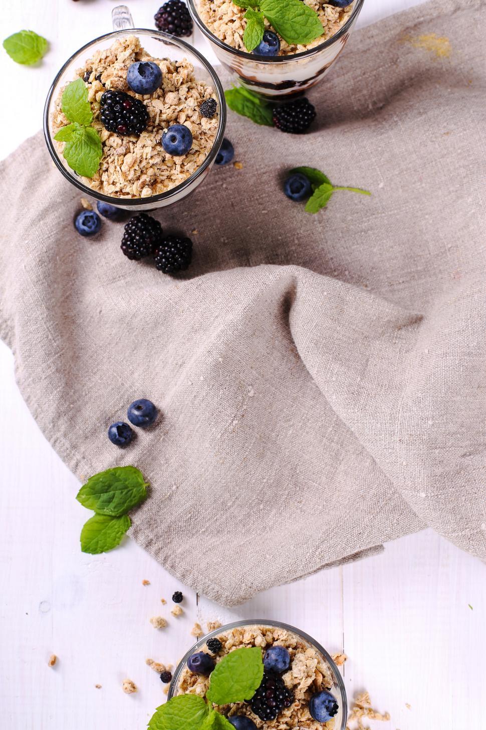 Free Image of Muesli with berries 