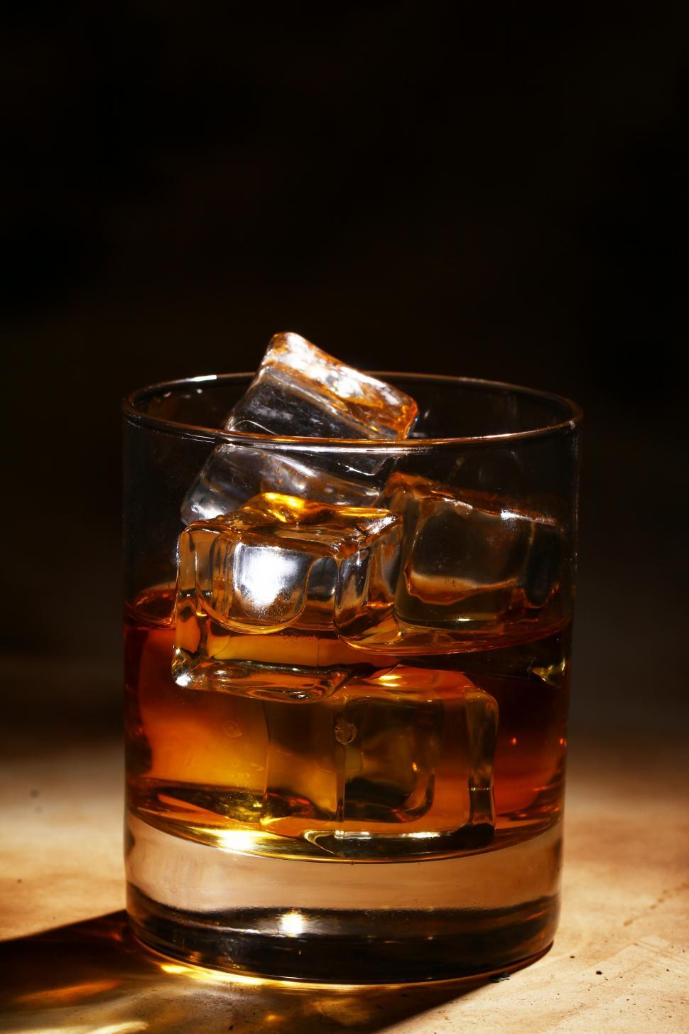 Free Image of Whiskey on the rocks 