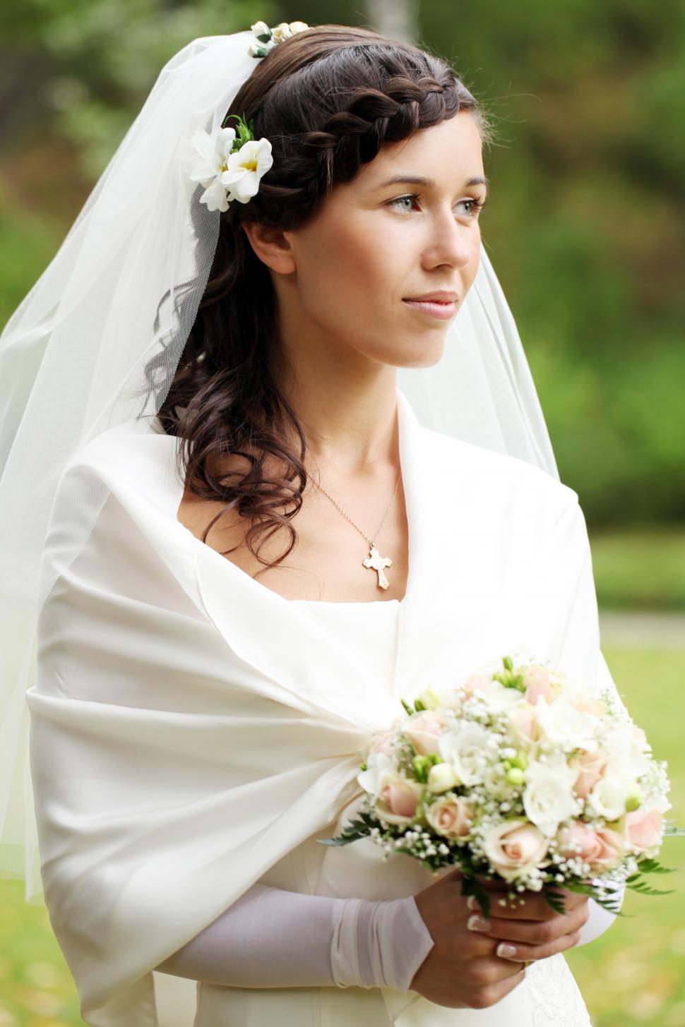 Free Image of Briden Holding Bouquet  