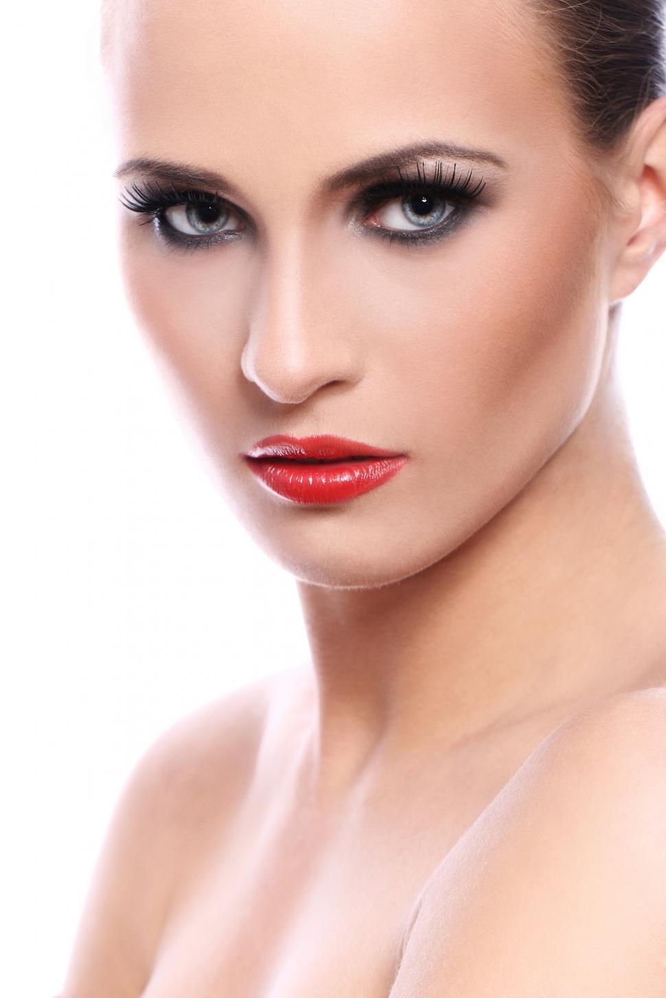 Free Image of Beautiful woman with evening makeup 
