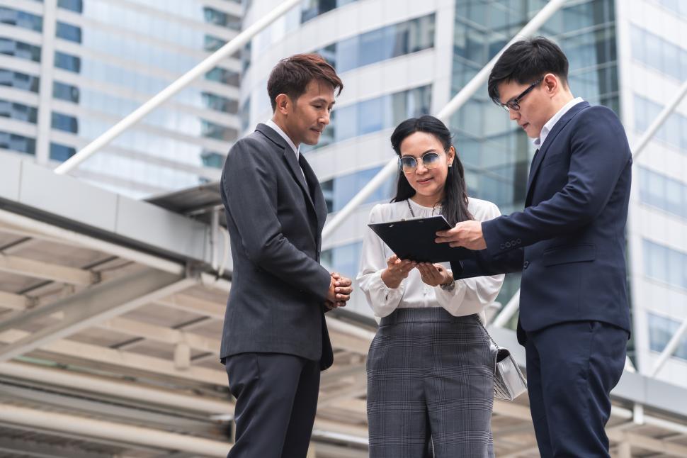 Free Image of Business people discussion proposals 
