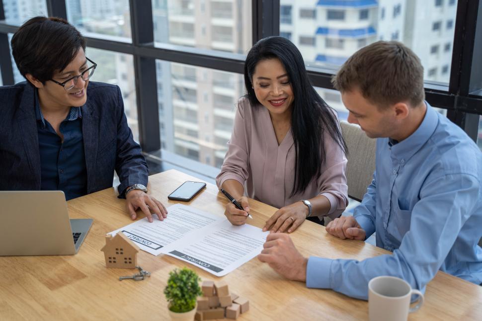 Free Image of Real estate agent and customer contract 