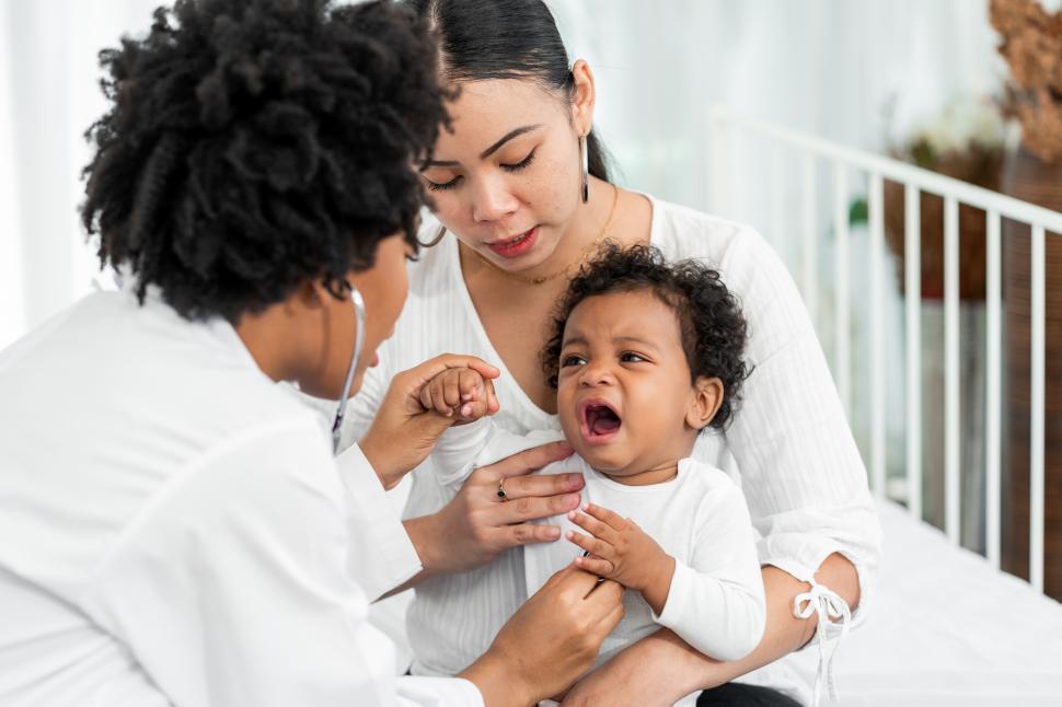 Free Image of African female pediatrician examining child 